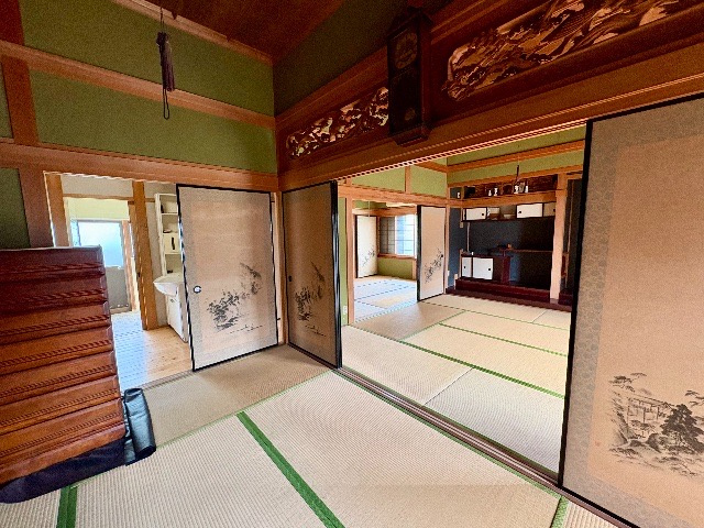 「ガレージのある広々庭」野市町西佐古　中古戸建の和室|欄間やふすまなど立派な造りです。