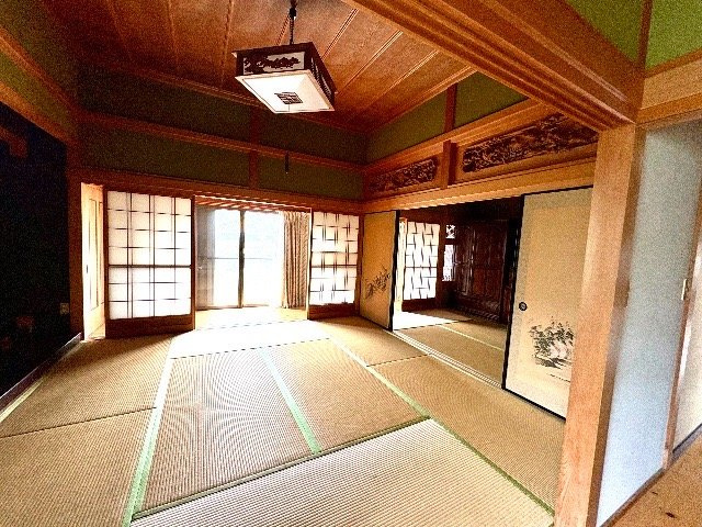 「ガレージのある広々庭」野市町西佐古　中古戸建の和室|続きの和室はふすまの取り外しで大部屋にもなり、多目的に使えます♪