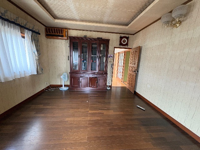 「ガレージのある広々庭」野市町西佐古　中古戸建の居間・リビング|重厚なデザインのリビング。大きなソファも置けるゆとりある広さです。