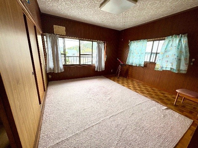 「ガレージのある広々庭」野市町西佐古　中古戸建の洋室|日当たり＆風通りが良好の2階の洋室。