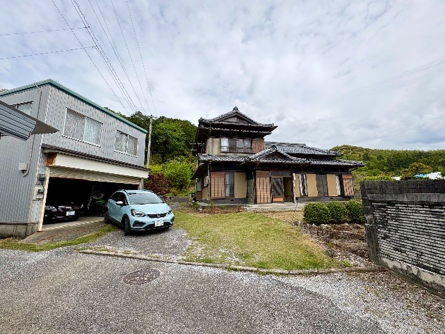 「ガレージのある広々庭」野市町西佐古　中古戸建の外観|お車をゆったり4台は駐車できます。ガレージ付きです。