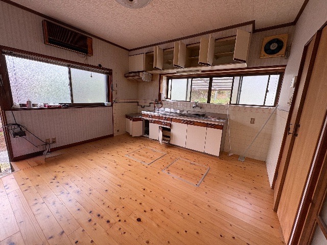 「ガレージのある広々庭」野市町西佐古　中古戸建のキッチン|自然素材の無垢床が気持ちの良いキッチン