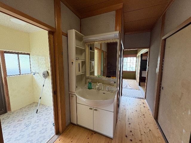 「ガレージのある広々庭」野市町西佐古　中古戸建の独立洗面台|脱衣室の外に洗面台があるので家族が入浴中でも洗面台が使えます。