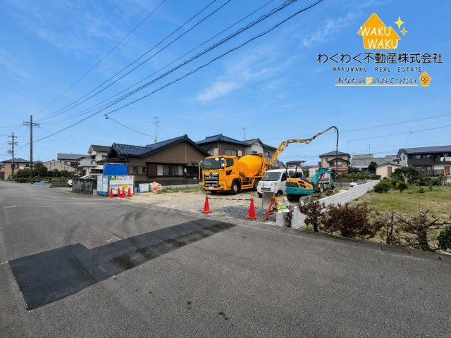 吉田町住吉13期　新築戸建の前面道路含む現地写真|2026.7.17撮影　基礎工事中です♪