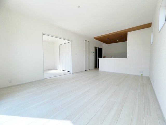 吉田町住吉13期　新築戸建の居間・リビング