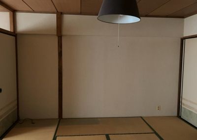 【洋室】 | めじろ台コ－ポラス | 洋室のメリットは重い家具が置きやすく、身の回りが整理しやすいことです。 床がフローリングのため畳とは異なり凹みにくいです。 クローゼットなど収納が豊富で、普段使わない旅行カバンや服の整頓も簡単にです。
