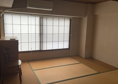 【寝室】 | めじろ台コ－ポラス | 寝室でゆっくりと過ごすためにはベッド周りの適度な空間を担保することや窓の位置、照明の明るさ、寝室の広さなどを考える必要があります。自身や家族の構成とライフスタイルに併せて寝室にする部屋を選びましょう！