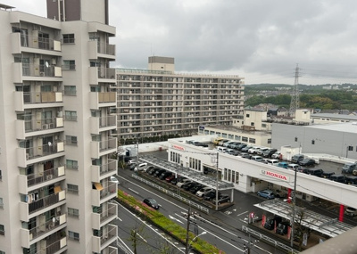 【バルコニー】 | めじろ台コ－ポラス | バルコニーは、室外の専用スペースのうち、「屋根がなく開放された空間」であるものを指します。ベランダより広いタイプのものが多く、日当たりもよいため家庭菜園などを楽しみたい人にとって適した環境となります。