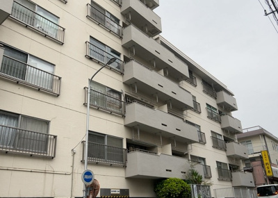 【現況写真】 | めじろ台コ－ポラス | 外観はマンション管理がされているかの目安になります。築年数が古いと、壁面は劣化してひび割れが生じることも！建物が古びていても細かいところが修繕されていると、きちんと管理されているなぁと感じるでしょう。
