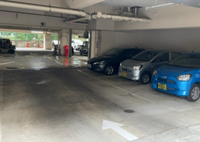 【駐車場】 | めじろ台コ－ポラス | 駐車場と明記されていても、最小スペースでつくられた駐車場だと大型車は駐車できなかったり、出入りしにくくなったりする可能性があります。お車のサイズと購入したい物件の駐車場のサイズを現地で確認しましょう。