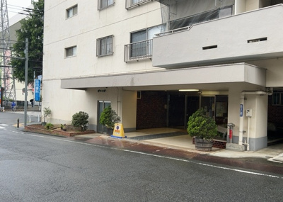 【庭】 | めじろ台コ－ポラス | 物件によっては、入居者が個人的に使用できる専用庭がついているものもあります。また、住宅の中にある土間の部分を庭と呼ぶこともあります。庭の用途は住む人によって変わり、それによってデザインもさまざまです。