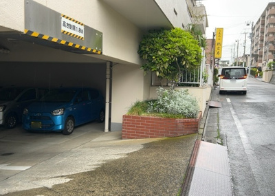【中庭】 | めじろ台コ－ポラス | 中庭（パティオ）とは、一つの建築物の内部に設けられた、壁などで囲われている庭のことを指します。コの字型、ロの字型が主流ですが、L字型の中庭もあります。最近では、インテリア性の高さからも人気があります。