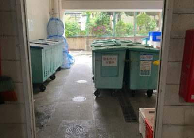 【設備】 | めじろ台コ－ポラス | 共有部分は、住民なら誰もが使える設備のこと。例えば駐車場やエレベーター、インターネット設備、セキュリティ設備などがあります。他にも、マンションの廊下・外部階段やエントランス・ゴミ置き場などがあります。
