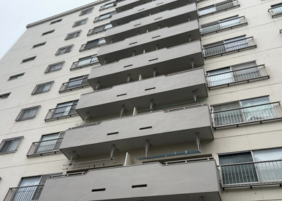 【構造・工法・仕様】 | めじろ台コ－ポラス | ＲＣ造、Reinforced Concreteは直訳すると補強されたコンクリートです。主に柱や梁・床・壁が鉄筋とコンクリートで構成おり、鉄筋を組んだ型枠にコンクリートを流し込んで固めたものを指します。