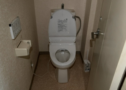 【トイレ】 | めじろ台コ－ポラス | トイレは大きさや形、機能、抗菌性などが異なる多種多彩なタイプが各メーカーから出ています。それぞれに良さがあるため、事前にどういったタイプのトイレがいいのかをご家庭内で決めて、内見に行くといいでしょう。