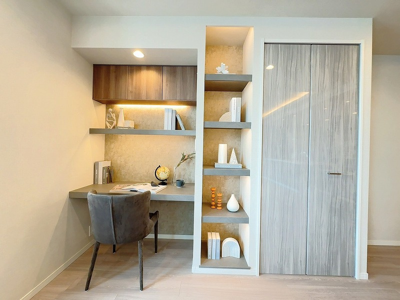 リビングにあるDEN　仕事・勉強スペースに好適です。