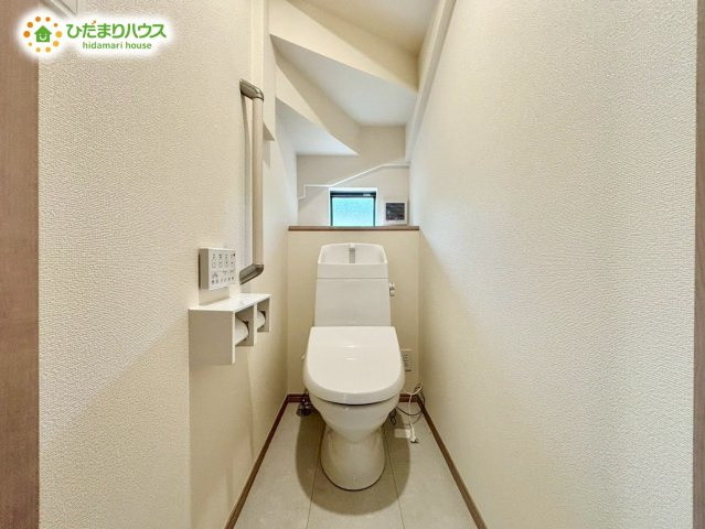 野田市山崎2071番　新築戸建　A号棟のトイレ|小窓が付いているので、トイレも明るい空間になっております♪							
