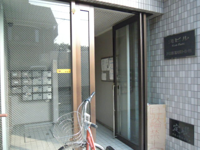 角ビルのエントランス