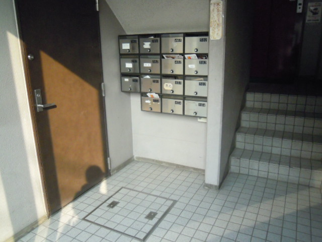 角ビルのロビー