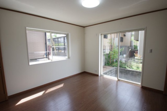【洋室】 | 【仲介手数料無料！！】稲城市平尾2丁目　リフォーム済み戸建て　4499万円 | 1階洋室8.1帖