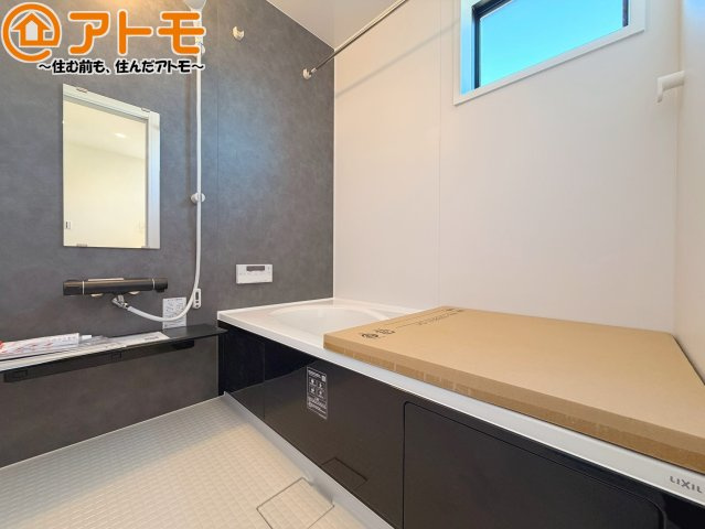 【浴室】 | 焼津市石津3期　新築戸建　1号棟 | 浴室は落ち着いた色のパネルでゆったりと過ごせる空間です。お風呂で一日の疲れを癒しましょう♪