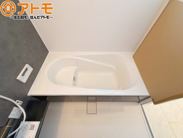 【浴室】 | 焼津市石津3期　新築戸建　1号棟 | お子様やお年寄りが使いやすいだけでなく、半身浴にも便利なベンチタイプの湯舟です。お湯の節約にも！