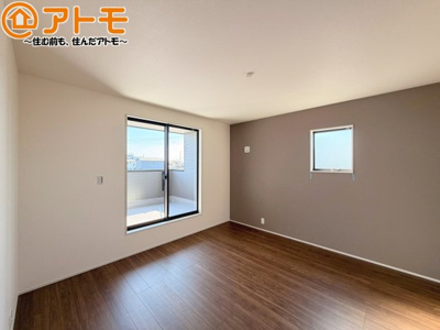 【寝室】 | 焼津市石津3期　新築戸建　1号棟 | アクセントクロスが印象的なお部屋です。お気に入りの家具に囲まれてゆったり過ごしたいですね♪