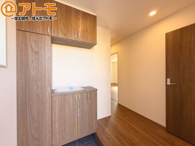 【玄関】 | 焼津市石津3期　新築戸建　1号棟 | 玄関は収納付きで使い勝手良好♪見た目もすっきり♪