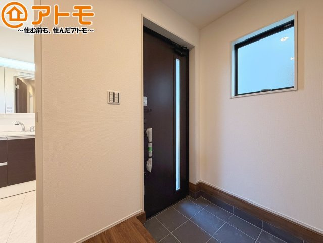 【玄関】 | 焼津市石津3期　新築戸建　1号棟 | 落ち着いた色合いの玄関はダブルロックで防犯性に優れた仕様になっています♪