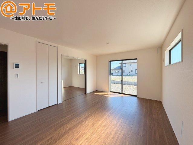 【居間・リビング】 | 焼津市石津3期　新築戸建　1号棟 | 日当たりのよいリビングは、一年を通してぽかぽかとしています。家族が自然と集まる空間になりそうですね♪