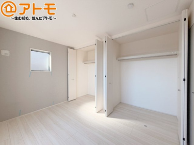 【寝室】 | 焼津市石津3期　新築戸建　2号棟 | 収納スペースもしっかり確保したお部屋は、収納家具の数も減らせるのでお部屋を広く使えます！