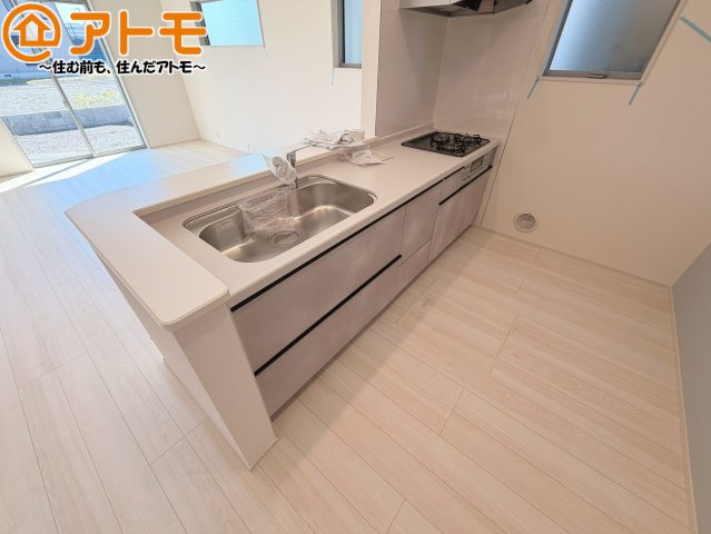 【キッチン】 | 焼津市石津3期　新築戸建　2号棟 | 対面式のキッチンはリビングを見渡すことができるので安心♪家族の会話も増えそうですね♪