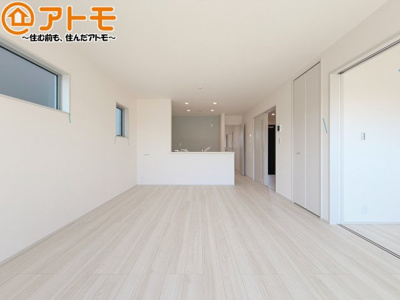 【居間・リビング】 | 焼津市石津3期　新築戸建　2号棟 | 日当たりのよいリビングは、一年を通してぽかぽかとしています。家族が自然と集まる空間になりそうですね♪