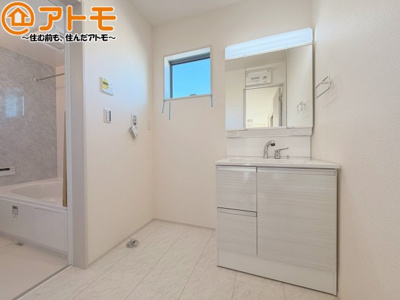 【独立洗面台】 | 焼津市石津3期　新築戸建　2号棟 | シャワータイプの洗面台は、洗濯物の土汚れなどの予洗いもしやすいため、お子様のいるご家庭でも大活躍！