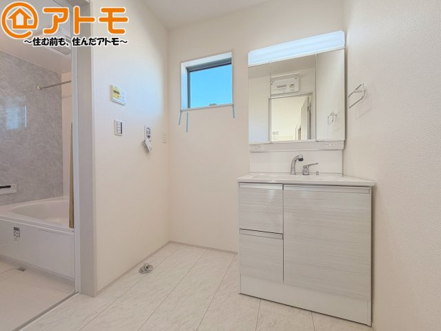 【独立洗面台】 | 焼津市石津3期　新築戸建　2号棟 | シャワータイプの洗面台は、洗濯物の土汚れなどの予洗いもしやすいため、お子様のいるご家庭でも大活躍！