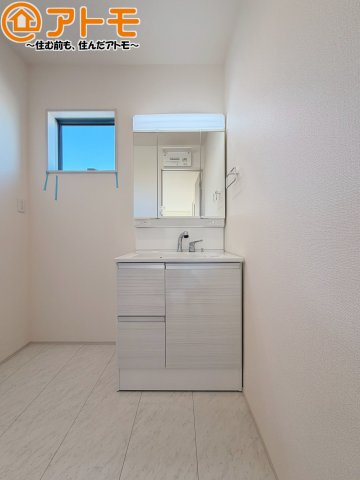 【独立洗面台】 | 焼津市石津3期　新築戸建　2号棟 | 三面鏡の中は収納になっているため、スッキリとした洗面台を保つことができます♪