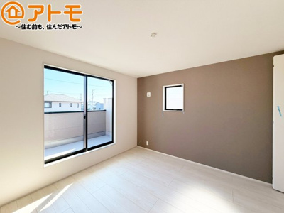 【寝室】 | 焼津市石津3期　新築戸建　3号棟 | アクセントクロスが印象的なお部屋です。お気に入りの家具に囲まれてゆったり過ごしたいですね♪