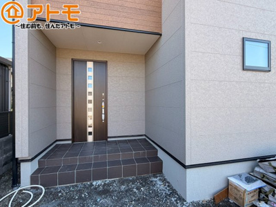 【玄関】 | 焼津市石津3期　新築戸建　3号棟 | 落ち着いた色合いの玄関はダブルロックで防犯性に優れた仕様になっています♪