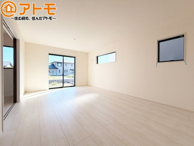 【居間・リビング】 | 焼津市石津3期　新築戸建　3号棟 | 日当たりのよいリビングは、一年を通してぽかぽかとしています。家族が自然と集まる空間になりそうですね♪