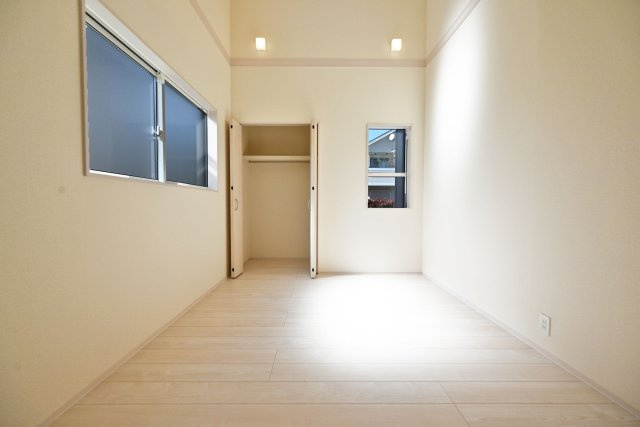 ブルーミングガーデン山本台3丁目新築一戸建て│3（5）LDK+並列駐車3台可の洋室|リビングに隣接する洋室5.25帖。リビングと一体利用して頂けます。壁を設ければ独立した部屋としても活用して頂けます。