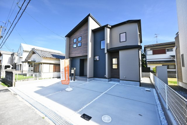 ブルーミングガーデン山本台3丁目新築一戸建て│3（5）LDK+並列駐車3台可の外観|並列で駐車3台できる余裕の駐車スペースです。