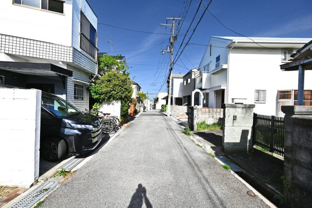 ブルーミングガーデン山本台3丁目新築一戸建て│3（5）LDK+並列駐車3台可の前面道路含む現地写真|北側前面道路　幅員約4.4ｍ