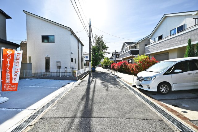 ブルーミングガーデン山本台3丁目新築一戸建て│3（5）LDK+並列駐車3台可の前面道路含む現地写真|北側前面道路　幅員約4.4ｍ