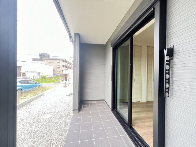 香芝市高　全４棟のその他|リビングダイニングにつながるテラス