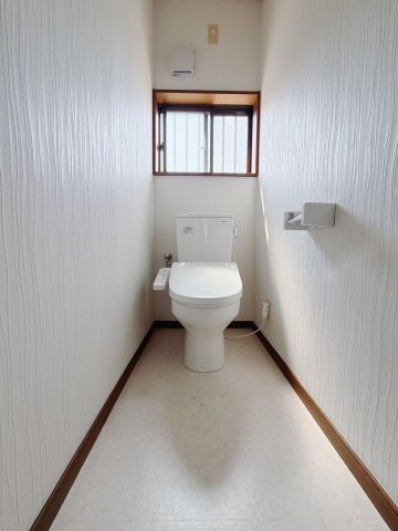 【中古戸建】深谷市榛沢新田のトイレ|■トイレ｜白を基調とした清潔感溢れるトイレになっています。トイレには窓がついていますので常に換気をすることができ清潔を保てます。