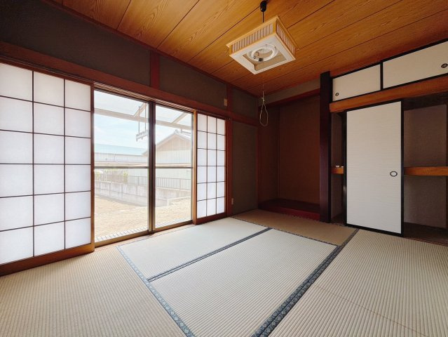 【中古戸建】深谷市榛沢新田の和室|■和室｜フローリングでは感じることのできない圧倒的な寛ぎやすさを実感してください。周りを気にせず寝そべれば心地の良い時間を過ごせます♪