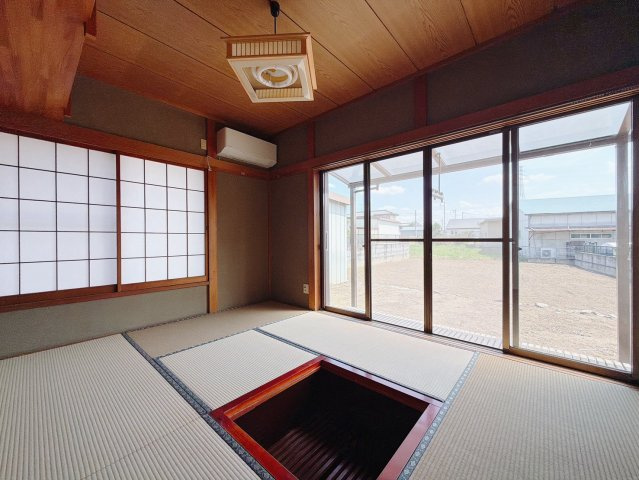 【中古戸建】深谷市榛沢新田の和室|■和室｜南側に大きな窓があるので、採光もバッチリとれます。明るい空間の和室は自然と笑顔も増えます。