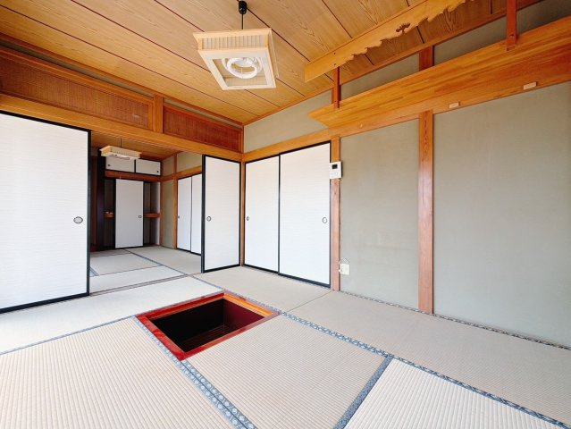 【中古戸建】深谷市榛沢新田の和室|■和室｜和室を書斎にしたり、冬には掘りごたつで家族みんなで年越しをするのもいいですね。家族みんなのお気に入りの空間になります♪