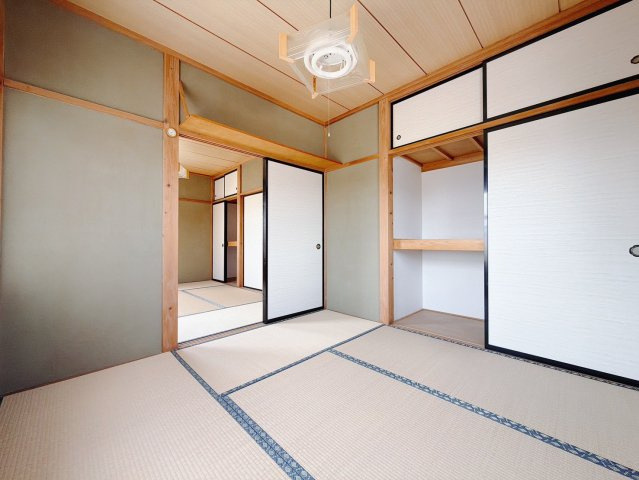 【中古戸建】深谷市榛沢新田の和室|■和室｜季節物がたくさん収納できる押し入れは衣替えや模様替えで大活躍！