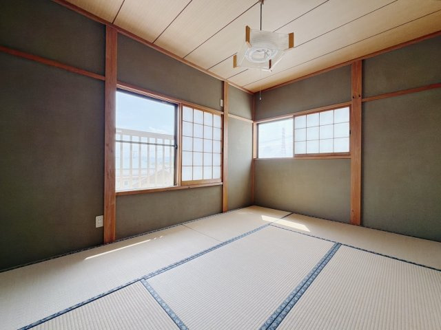 【中古戸建】深谷市榛沢新田の和室|■和室｜扉付きの和室なのでプライベートな空間にもなります。ご両親がお泊りになっても、ぬくもりを感じられる和室でゆっくりとお寛ぎいただけます♪